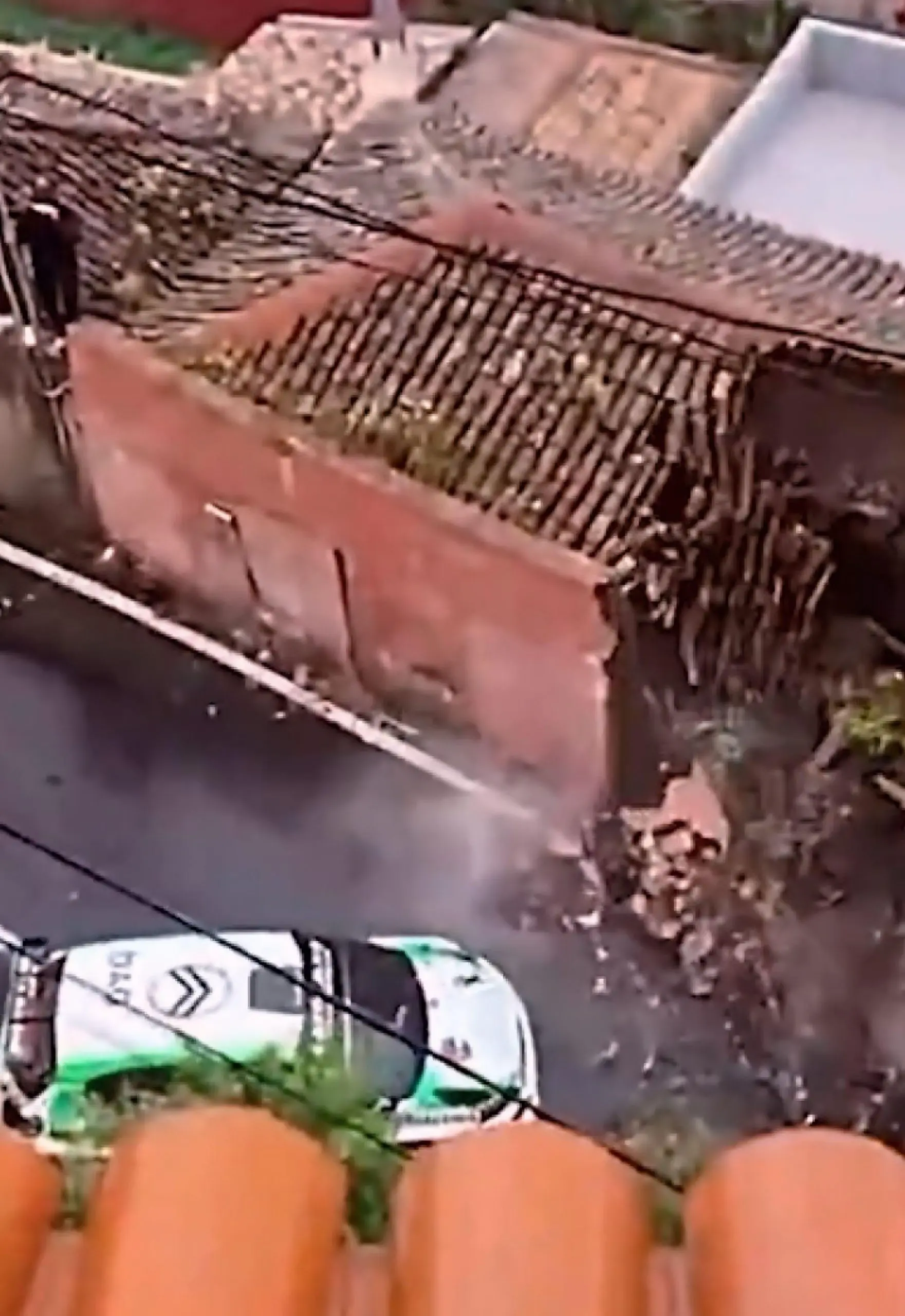 Carro derruba casa durante racha  na Espanha