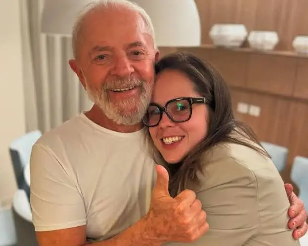 Bia Lula alfineta esquerda: “Internet é potência, mas a gente não sabe usar”