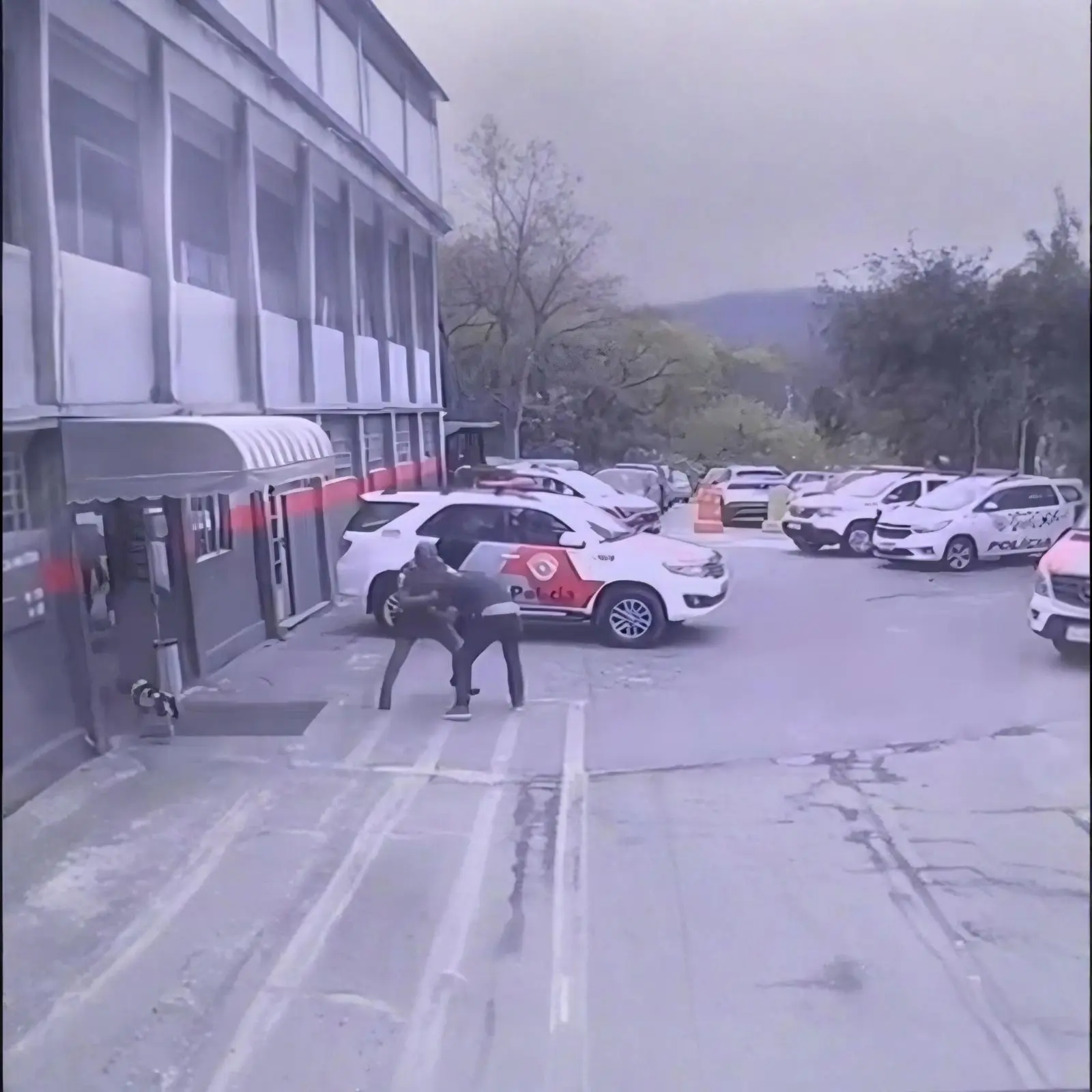 Homem invade base da PM e tenta roubar arma de policial; imagens são surpreendentes