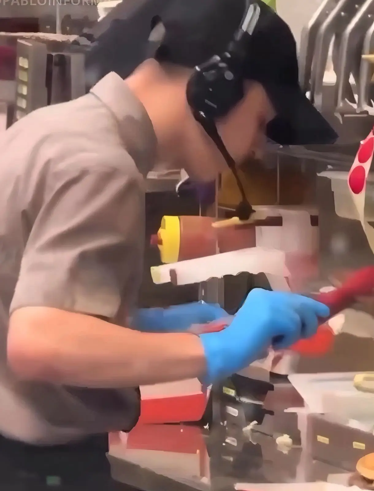 Funcionário de fast food é flagrado cuspindo em lanche de cliente (Vídeo: Reprodução/Redes sociais)