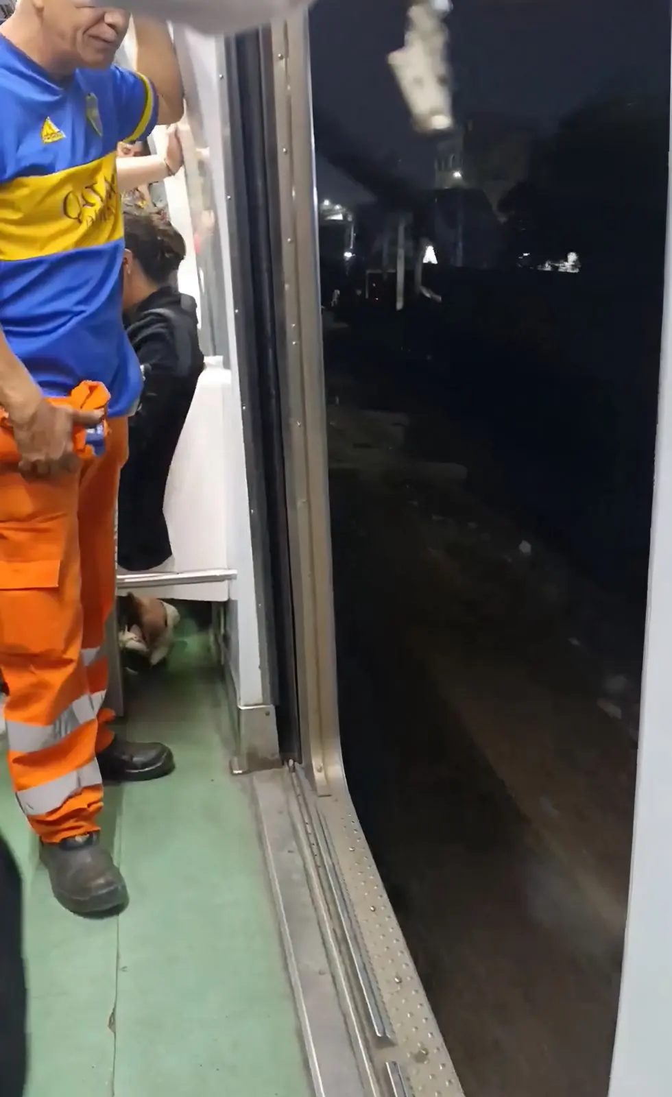 Trem no Rio parte com portas abertas e causa pânico entre passageiros (Reprodução/Redes sociais)