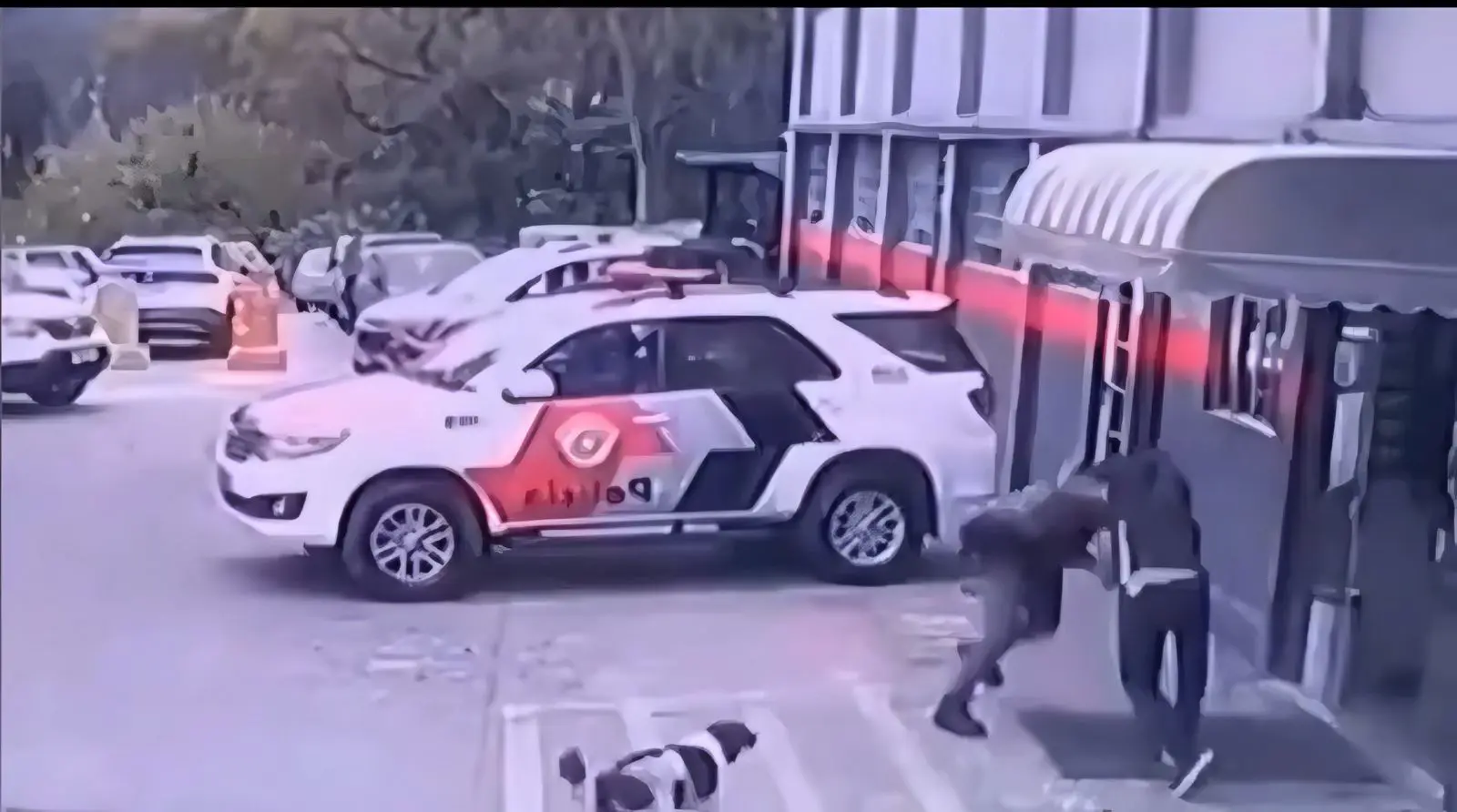 Homem invade delegacia e tenta roubar arma de policial em SP 