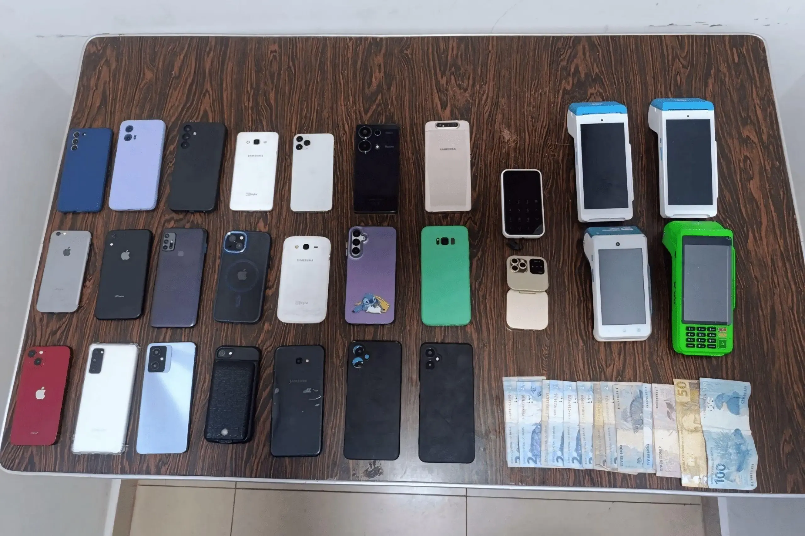 Em São Paulo, policiais prendem homem em flagrante com 22 celulares