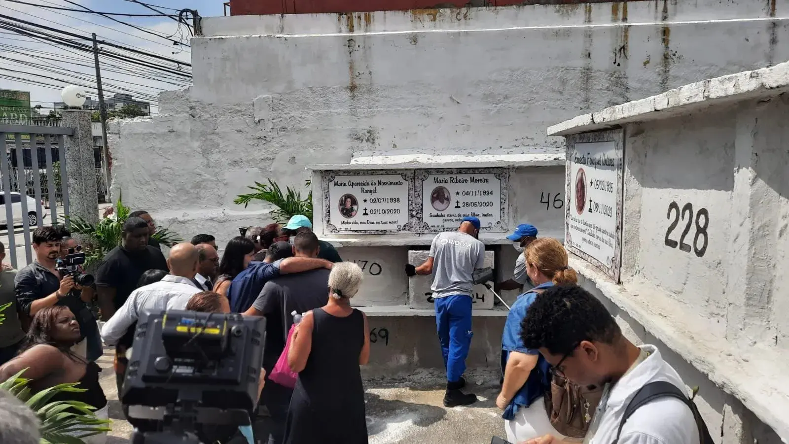 Macabro: corpo é achado sentado no próprio túmulo