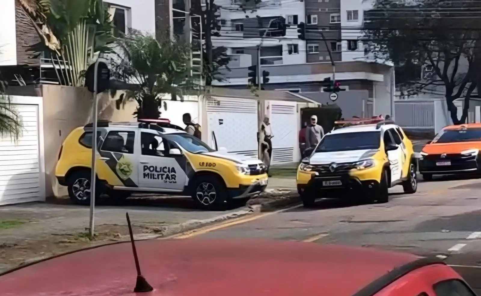 Populares detêm assaltante e o amarram de joelhos: 'Eu sou trabalhador'
(Foto: Reprodução)