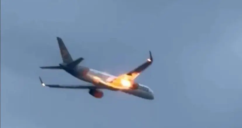Avião da empresa alemã Condor fez um pouso de emergência no sul da Itália, logo após uma das turbinas pegar fogo no ar (Foto: Reprodução de vídeo)