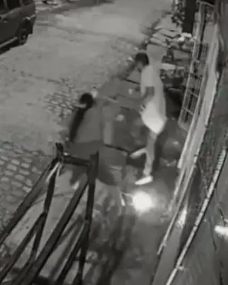 Imagens chocantes: casal sofre descarga elétrica em plena via pública; veja o vídeo