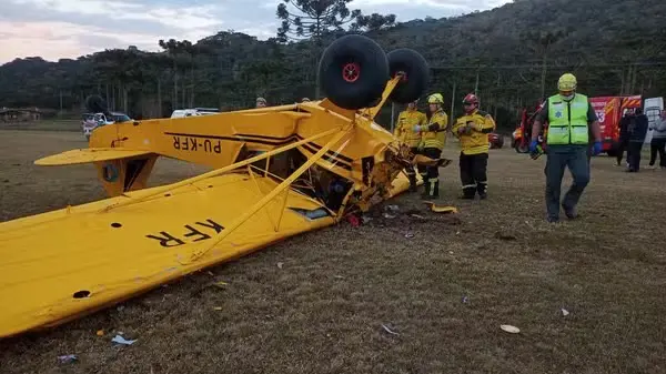 Avião de pequeno porte cai em Bom Retiro (SC) e deixa um morto e uma ferida grave