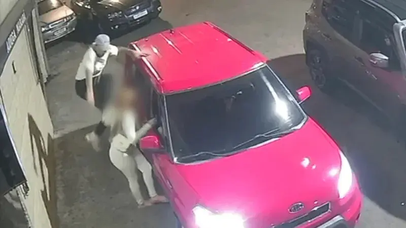 Homem dá voadora e chuta cabeça de ex-companheira em frente a adega; veja momento