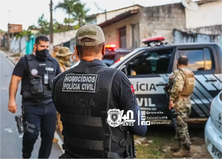 Mulher é morta a facadas pelo marido que confessou crime por telefone; saiba onde