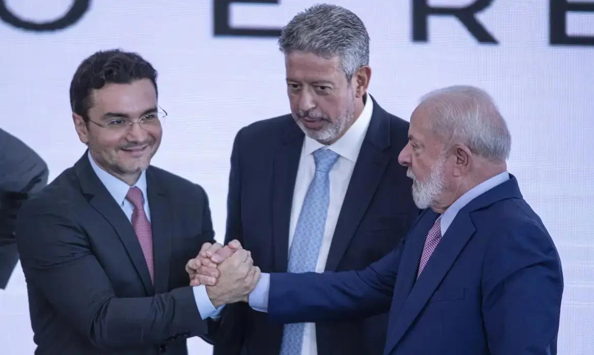 Ministro do Turismo tenta permanecer no cargo, mas é pressionado por partido e pode ser expulso do União Brasil
