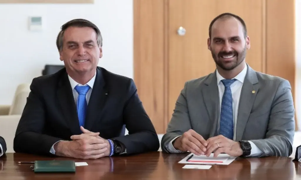 PF indicia Jair e Eduardo Bolsonaro por coação na ação penal do golpe; veja detalhes