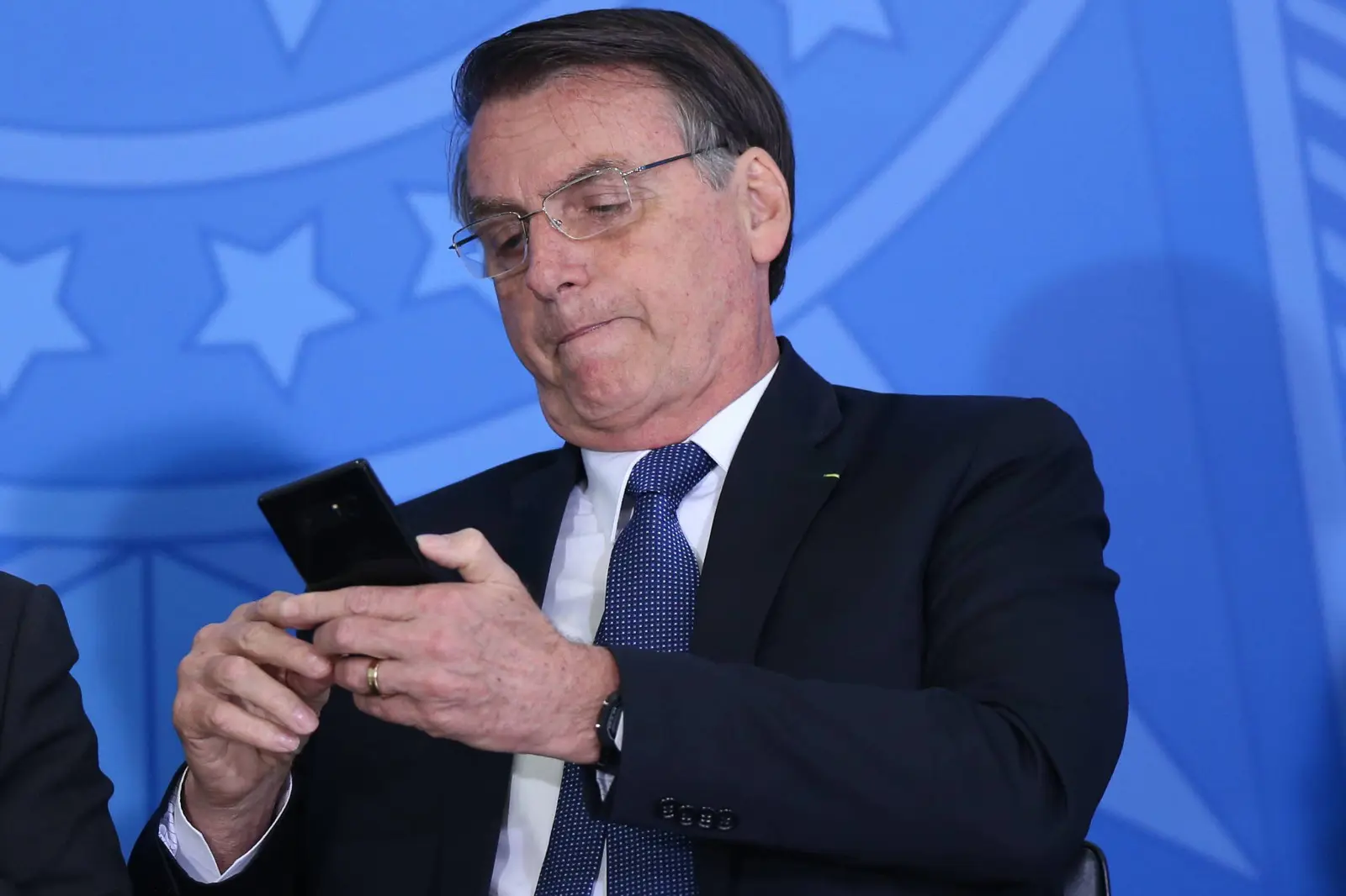 Polícia Federal encontra mensagens de Jair Bolsonaro planejando pedido de asilo político na Argentina; veja