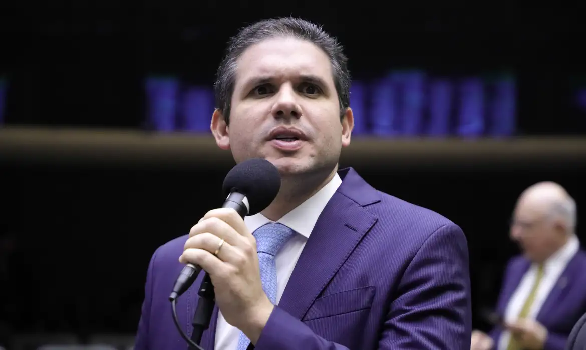 Motta envia ao Conselho de Ética pedidos de cassação de Eduardo Bolsonaro