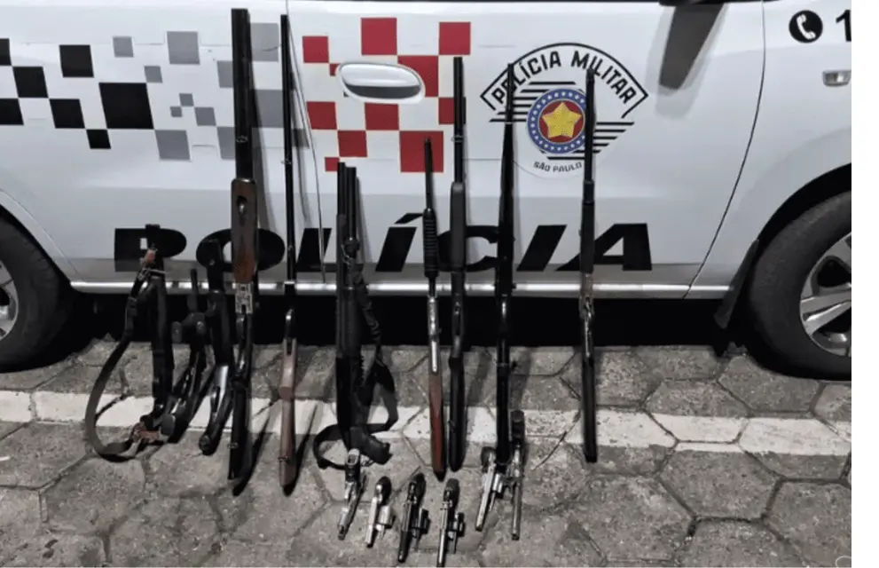 Pai e filho são presos na posse de 16 armas, em Suzano.