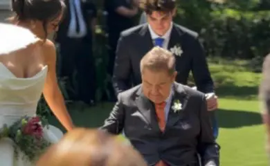 VÍDEO: Faustão reaparece em cadeira de rodas e com terno
