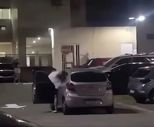 Sentada no banco do motorista, mulher é agredida com chutes pelo marido (Foto: Reprodução Redes Sociais)