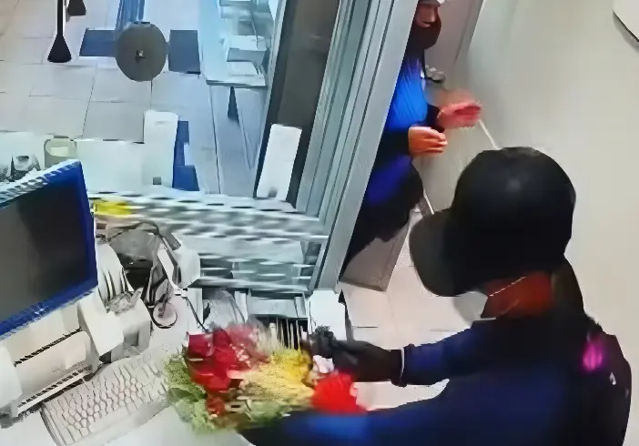 Homem que assaltou lotérica com buquê de flores é preso (Foto: Reprodução Câmera de Segurança)