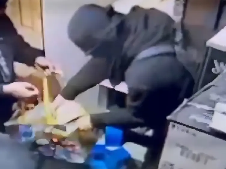 Supermercado é roubado e assaltantes não esquecem da 'cachaça' (Foto: Divulgação/Câmeras de Segurança)