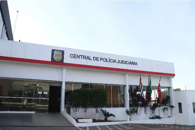 Homem esquarteja vítima e é visto carregando perna humana antes de ser preso (Foto: Polícia Civil Bauru)