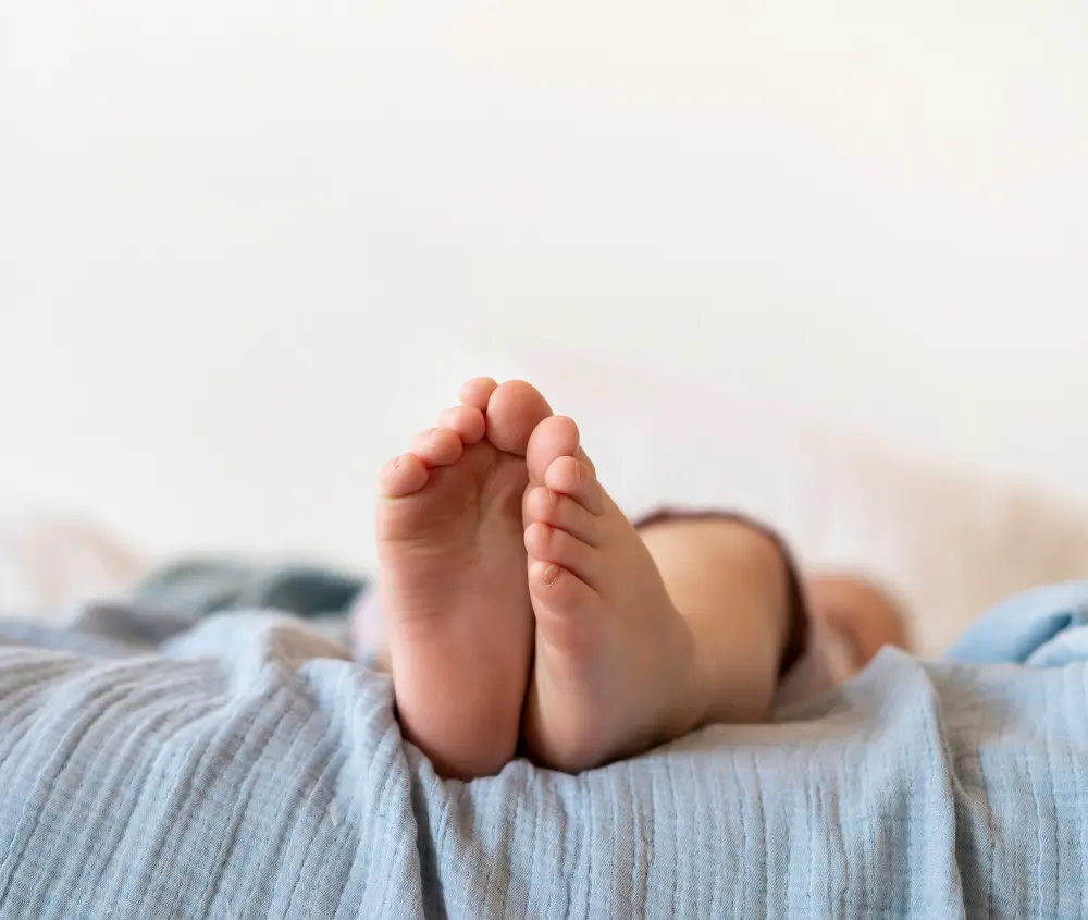 Bebê de três meses é encontrada ao lado dos corpos dos pais