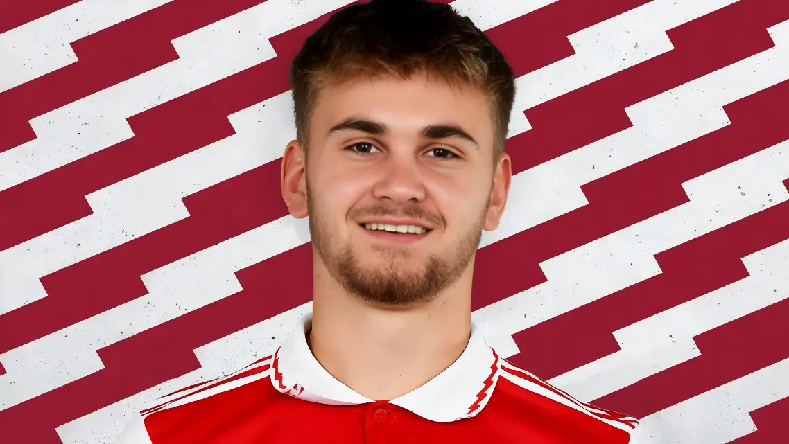 Jogador de futebol morre após bater cabeça durante partida (Foto: Arsenal)