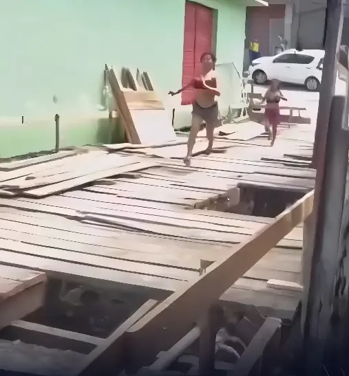 Vídeo: Mulher briga por bebida, cai de ponte e fica gravemente ferida (Foto: Reprodução Redes Sociais)