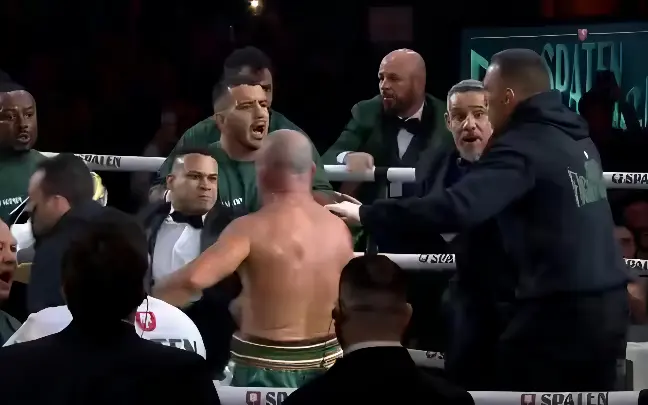 Filho de Popó deu o soco que nocauteou Wanderlei Silva em confusão, revelam vídeos (Foto: Reprodução transmissão TV Globo)
