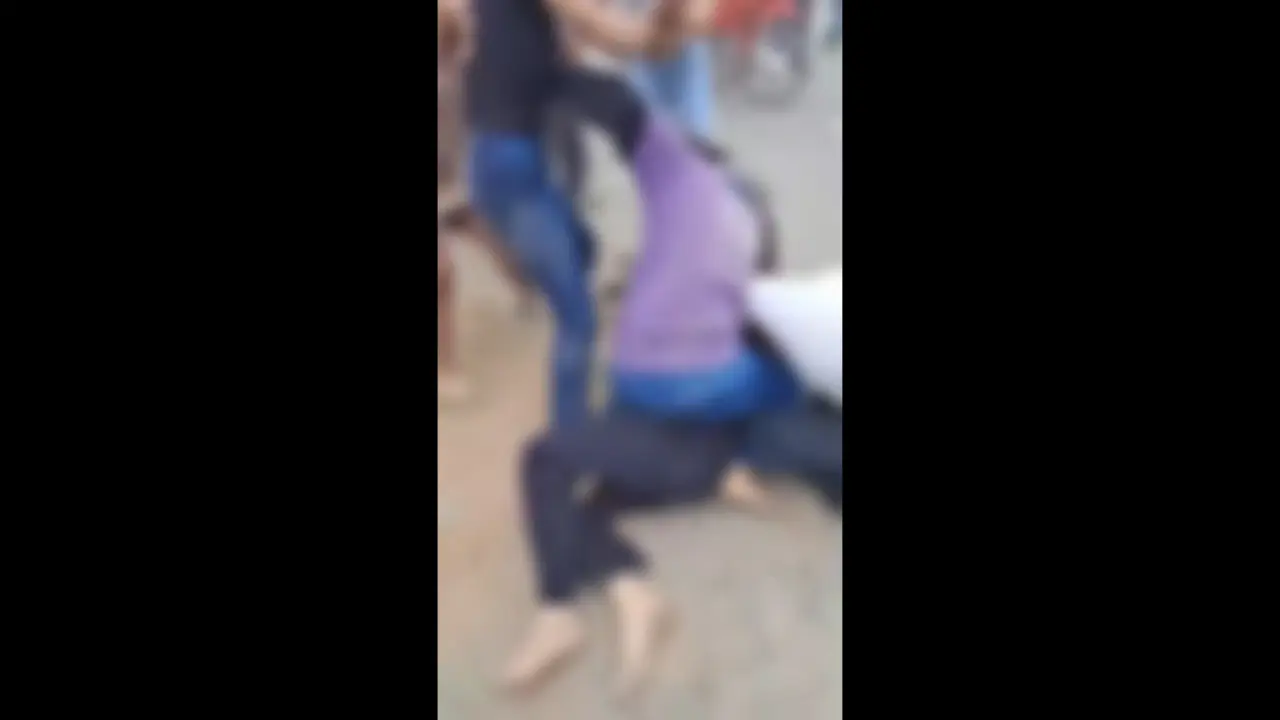 Briga entre alunas termina com adolescente com corte de tesoura profundo na cabeça