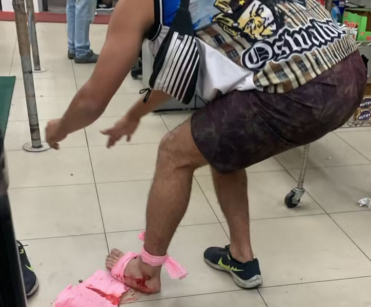 Homem entra sangrando em mercadinho (Foto: Reprodução Redes Sociais)