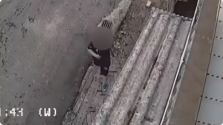 Calçada cede e menino cai em buraco (Foto: Reprodução Câmeras de Segurança)
