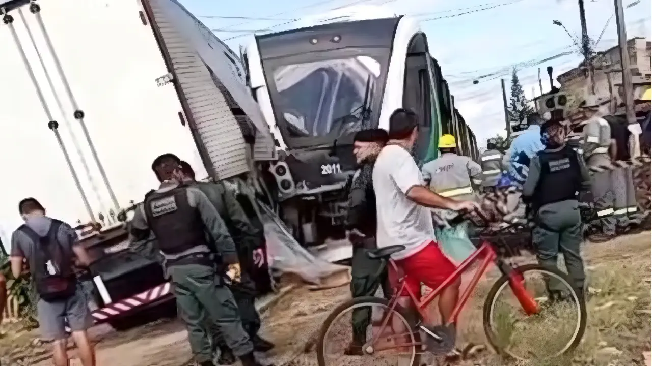 Veja como ficaram veículos após colisão entre caminhão e trem em cruzamento