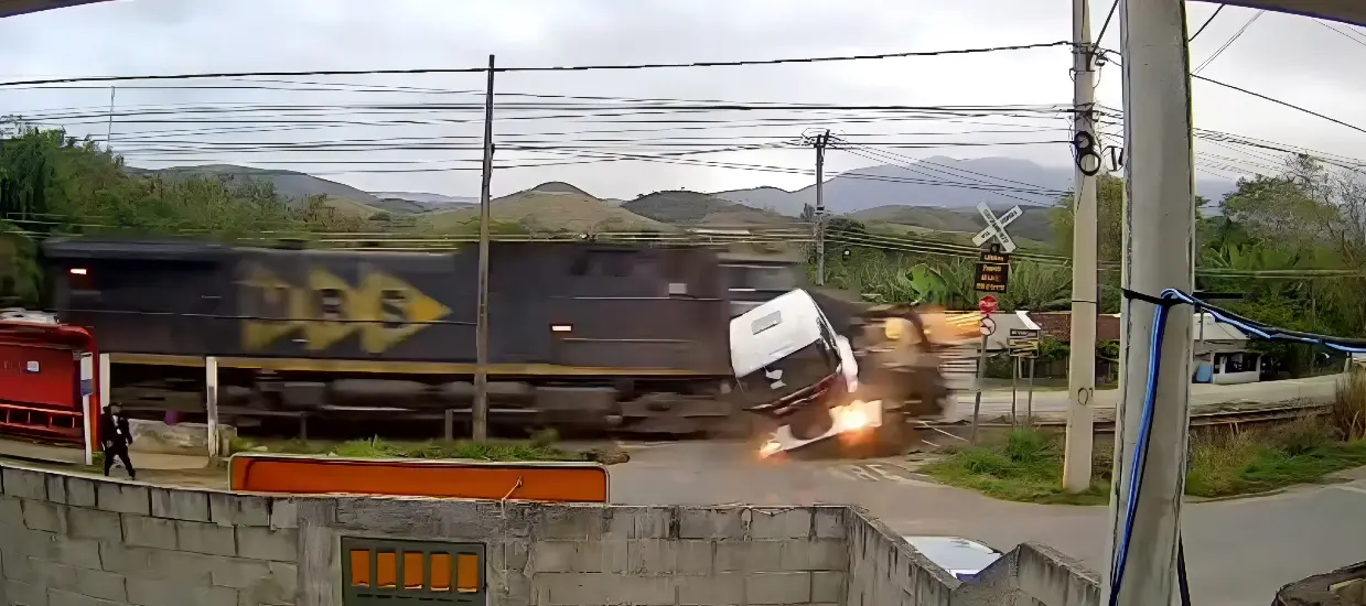 Caminhão tenta atravessar linha-férrea e é atingido por trem no Rio de Janeiro (Foto: Reprodução Câmera de Segurança)