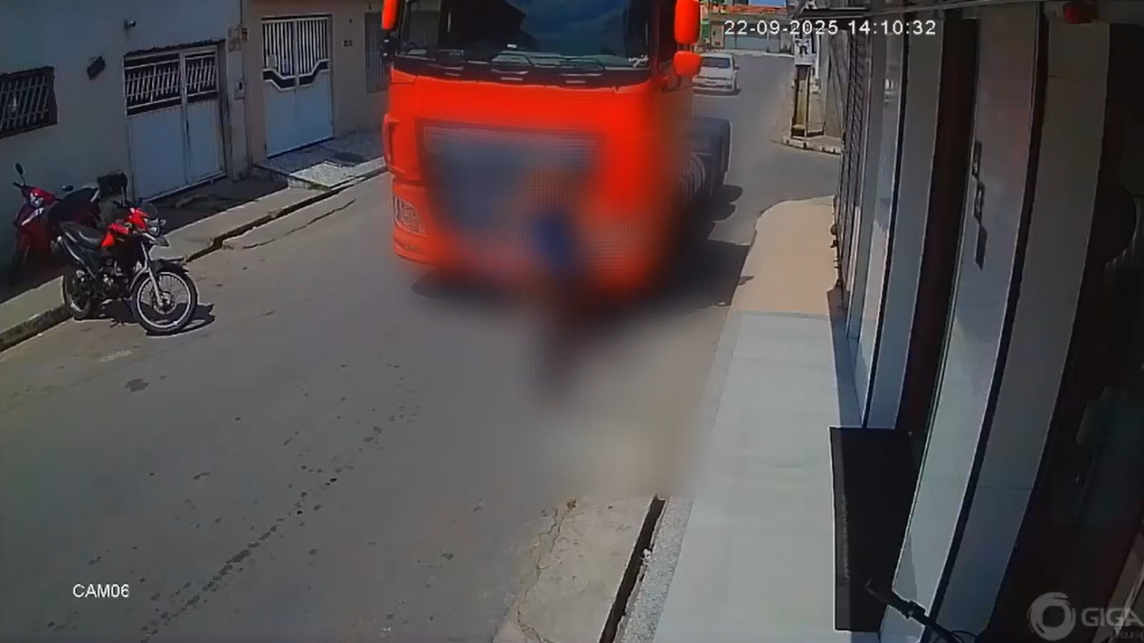 ‘Alguém ajuda a minha mãe’: mulher é atropelada por caminhão enquanto levava o filho para a escola. Veja o vídeo
