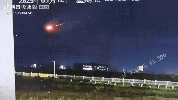  'OVNIs' e mísseis se chocam no céu e causam curiosidade