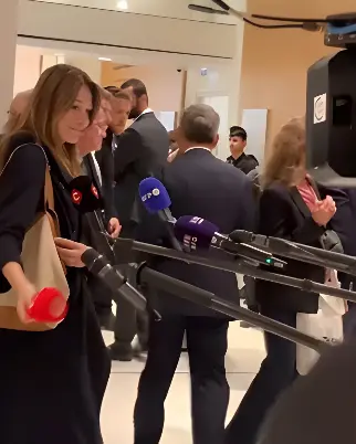 Condenação de Sarkozy faz Carla Bruni jogar objeto da Imprensa ao chão (reprodução/rede social)