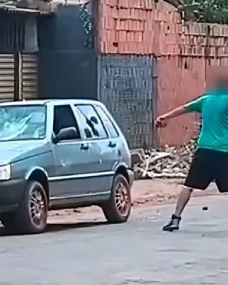 ‘Corno’ destrói o próprio carro após descobrir traição da esposa: veja o vídeo