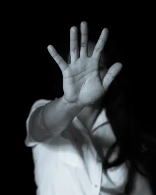 Jovem era abusada após homem dopar mulher durante a noite