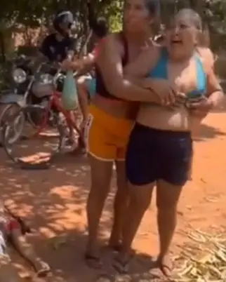 Mulher se desespera ao ver filho e maridos mortos. Veja o vídeo