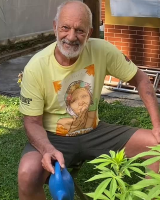 Mohammed Abdullah, ex-ator da Globo postou foto com pé de maconha