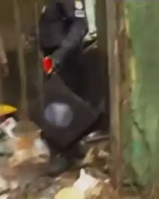Vídeo: polícia encontra colete a prova de balas da Globo em esconderijo do tráfico