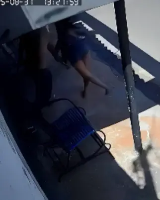 Homem espanca atual