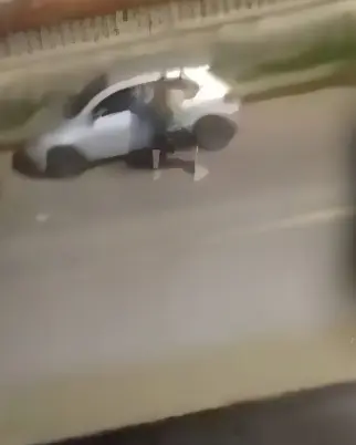Homem descobre que ex-esposa está namorando outra mulher e decide se vingar; veja o vídeo