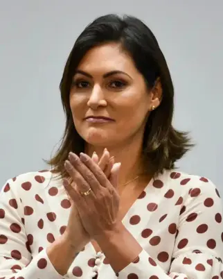 Michelle Bolsonaro faz post enigmático após início do julgamento do marido