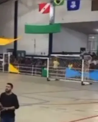 Goleiro morre após ser atingido por bola durante partida; veja o vídeo