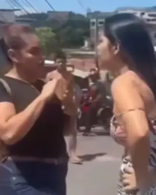 Mulher socorre marido após acidente e flagra amante no local