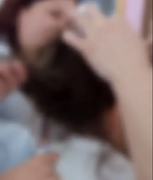 Em primeiro contato com mundo, menina que viveu a vida inteira em cárcere, corta o cabelo