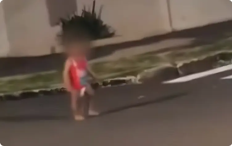 Criança de apenas dois anos é encontrada andando sozinha pela rua à noite (Foto: Redes sociais)