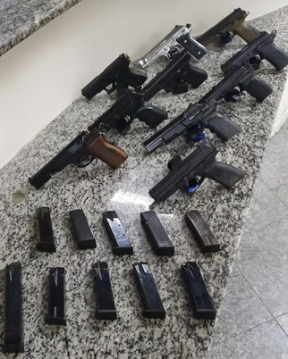 PRF encontrou 10 pistolas e 20 carregadores escondidos dentro do tanque de combustível de uma motocicleta na Dutra (Foto: Divulgação/PRF)