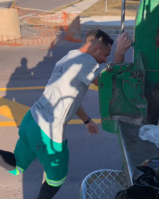 Coletor de lixo perde emprego após gravar vídeo polêmico  (Foto: Reprodução/Redes sociais)